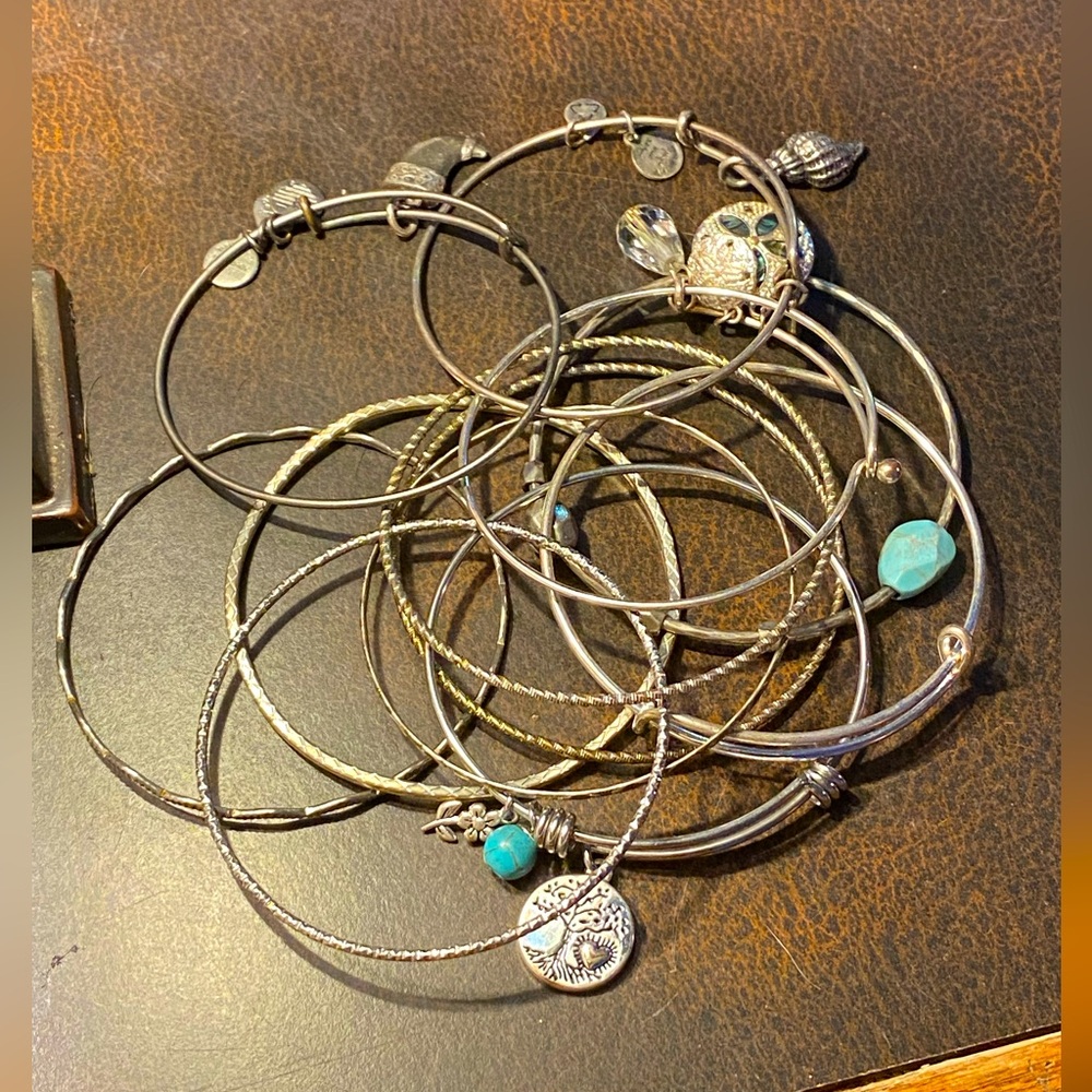 SALE 5/$25!! VTG Bundle 12 delicate thin silver bangle bracelets,bead,charms